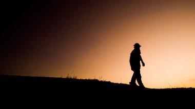 Tepedeki adamın siluetleri, seyahat ve macera konsepti