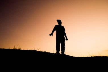 Tepedeki adamın siluetleri, seyahat ve macera konsepti
