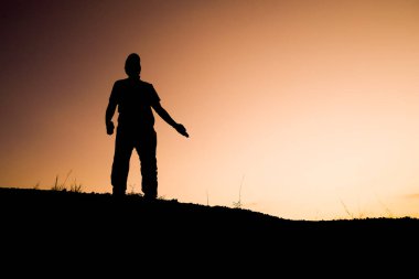 Tepedeki adamın siluetleri, seyahat ve macera konsepti