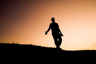 Tepedeki adamın siluetleri, seyahat ve macera konsepti