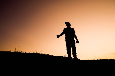 Tepedeki adamın siluetleri, seyahat ve macera konsepti