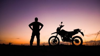 Akşamları motosikletle, motosikletle ya da motokrosla macera yaşayan turistlerin silueti. - Evet. seyahat ve macera kavramı