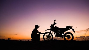 Akşamları motosikletle, motosikletle ya da motokrosla macera yaşayan turistlerin silueti. - Evet. seyahat ve macera kavramı