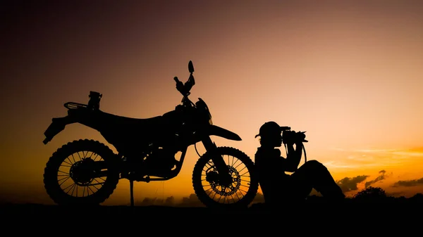 Silhouette Fotograf Abenteuer Mit Einem Motorrad Road Oder Motocross Abend — Stockfoto