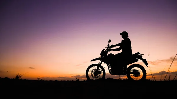 Silhouette Von Touristen Die Abends Mit Motorrädern Dirt Bikes Oder — Stockfoto