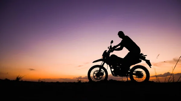 Silhouette Von Touristen Die Abends Mit Motorrädern Dirt Bikes Oder — Stockfoto