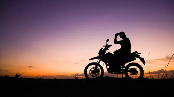 Silhouette Von Touristen Die Abends Mit Motorrädern Dirt Bikes Oder — Stockfoto