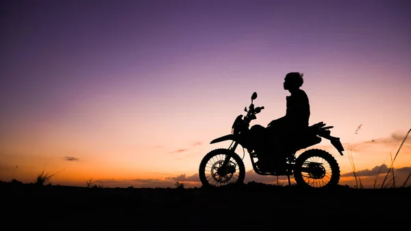 Silhouette Von Touristen Die Abends Mit Motorrädern Dirt Bikes Oder — Stockfoto