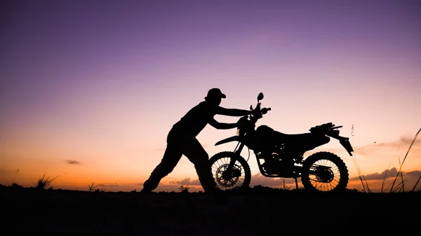 밤에는 오토바이 더러운 자전거 크로스 이용하여 모험하는 관광객들의 실루엣 모험의 — 스톡 사진