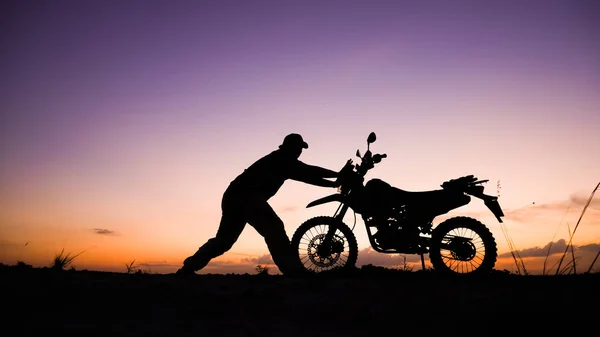 Σιλουέτα Των Τουριστών Περιπέτεια Μοτοσικλέτες Ποδήλατα Βρωμιά Motocross Βράδια Έννοια — Φωτογραφία Αρχείου