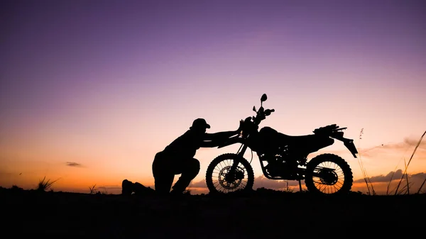 Σιλουέτα Των Τουριστών Περιπέτεια Μοτοσικλέτες Ποδήλατα Βρωμιά Motocross Βράδια Έννοια — Φωτογραφία Αρχείου
