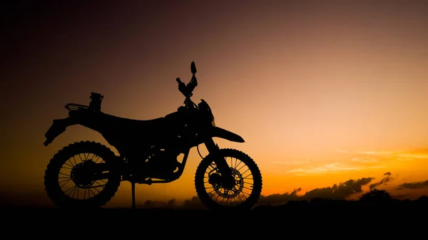 Silhouette Eines Dirt Bikes Oder Motocross Abend Reise Und Abenteuerkonzept — Stockfoto