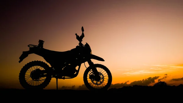 Silhouette Eines Dirt Bikes Oder Motocross Abend Reise Und Abenteuerkonzept — Stockfoto
