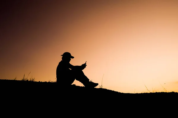 Akşamları Umutsuzluk Içinde Tek Başına Oturan Bir Adamın Silueti — Stok fotoğraf