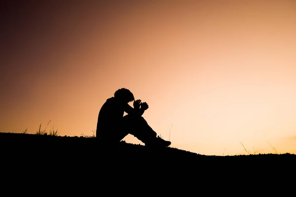 Silhouette Uomo Seduto Nella Disperazione Solo Sera — Foto Stock