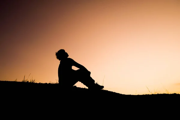 Akşamları Umutsuzluk Içinde Tek Başına Oturan Bir Adamın Silueti — Stok fotoğraf