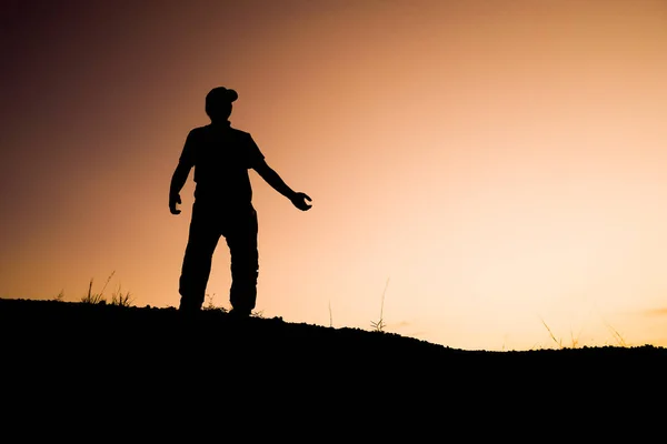 Siluetas Del Hombre Colina Viaje Concepto Aventura — Foto de Stock