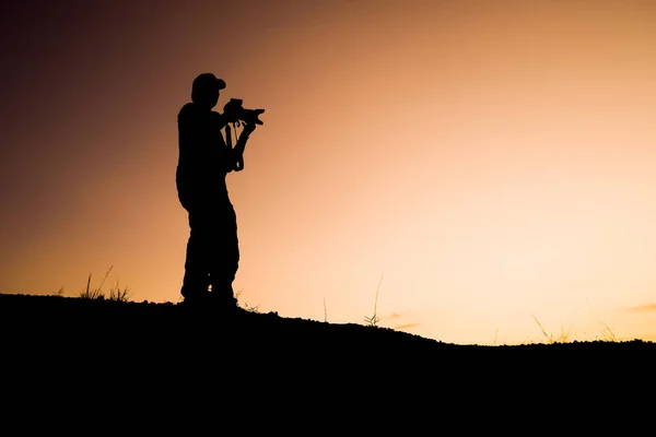 Silhouetten Des Menschen Auf Dem Hügel Reise Und Abenteuerkonzept — Stockfoto