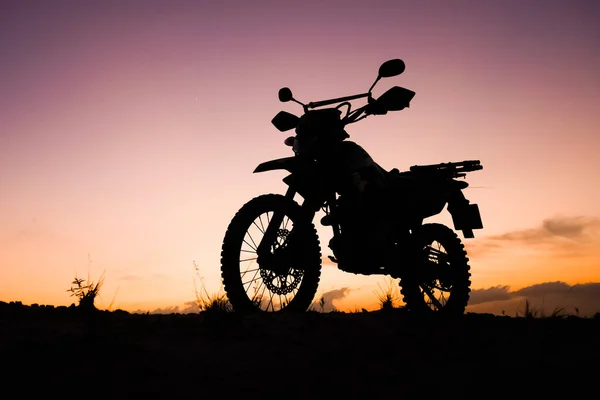 Silueta Una Moto Tierra Motocross Por Noche Concepto Viaje Aventura — Foto de Stock