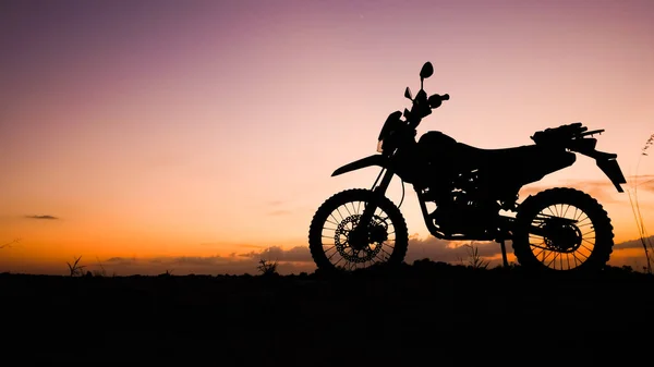 Silhouette Eines Dirt Bikes Oder Motocross Abend Reise Und Abenteuerkonzept — Stockfoto