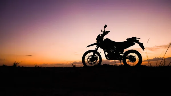 Силуэт Грязевого Велосипеда Мотокреста Вечером Путешествия Приключения — стоковое фото