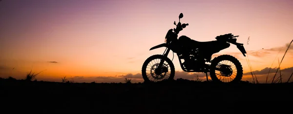 夕方にはダートバイクやモトクロスのシルエット 旅と冒険のコンセプト — ストック写真