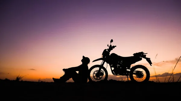 Silhouette Von Touristen Die Abends Mit Motorrädern Dirt Bikes Oder — Stockfoto