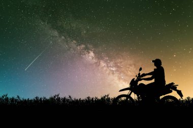 Akşamları motosikletle, motosikletle ya da motokrosla macera yaşayan turistlerin silueti. - Evet. seyahat ve macera kavramı