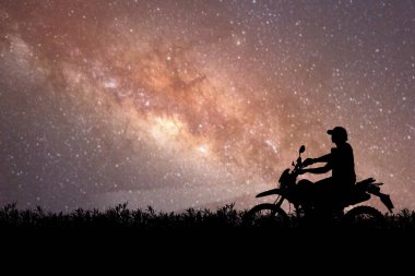 Akşamları motosikletle, motosikletle ya da motokrosla macera yaşayan turistlerin silueti. - Evet. seyahat ve macera kavramı