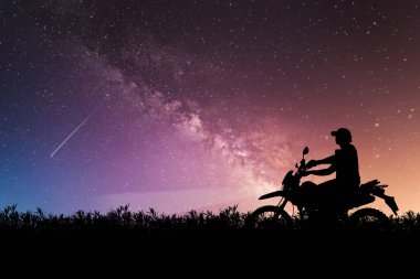 Akşamları motosikletle, motosikletle ya da motokrosla macera yaşayan turistlerin silueti. - Evet. seyahat ve macera kavramı