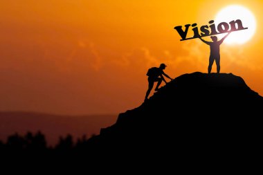 Adam mutlu bir şekilde elini yüksek bir dağın tepesinde kaldırdı. İş yapmada başarılı. Bir adam bir tepede Vizyon mektubunu tutuyor. iş görüşü kavramı