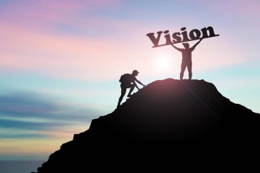 Adam mutlu bir şekilde elini yüksek bir dağın tepesinde kaldırdı. İş yapmada başarılı. Bir adam bir tepede Vizyon mektubunu tutuyor. iş görüşü kavramı