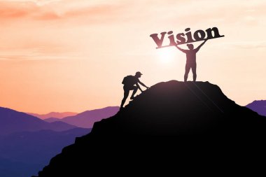 Adam mutlu bir şekilde elini yüksek bir dağın tepesinde kaldırdı. İş yapmada başarılı. Bir adam bir tepede Vizyon mektubunu tutuyor. iş görüşü kavramı