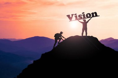 Adam mutlu bir şekilde elini yüksek bir dağın tepesinde kaldırdı. İş yapmada başarılı. Bir adam bir tepede Vizyon mektubunu tutuyor. iş görüşü kavramı