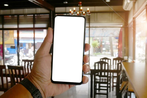 Mano Del Hombre Sosteniendo Teléfono Móvil Con Una Pantalla Blanco — Foto de Stock