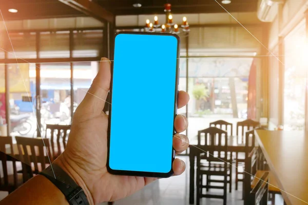 Mano Del Hombre Sosteniendo Teléfono Móvil Con Una Pantalla Blanco — Foto de Stock