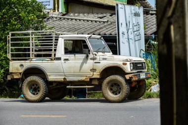 Eski beyaz araba Suzuki Karayipler 20 Temmuz 2021, Surat Thani, Tayland.