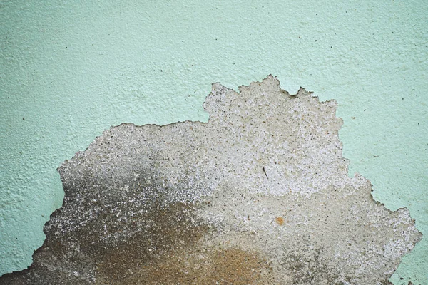 由于不规范的建筑 油漆剥落的水泥墙 — 图库照片