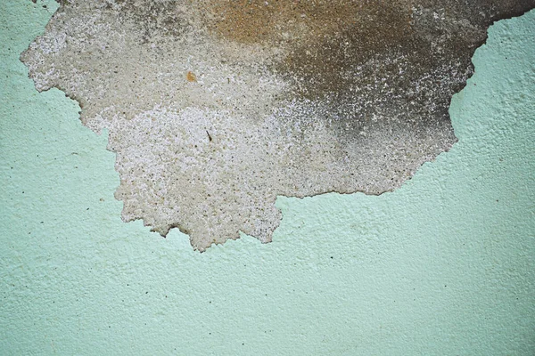 由于不规范的建筑 油漆剥落的水泥墙 — 图库照片