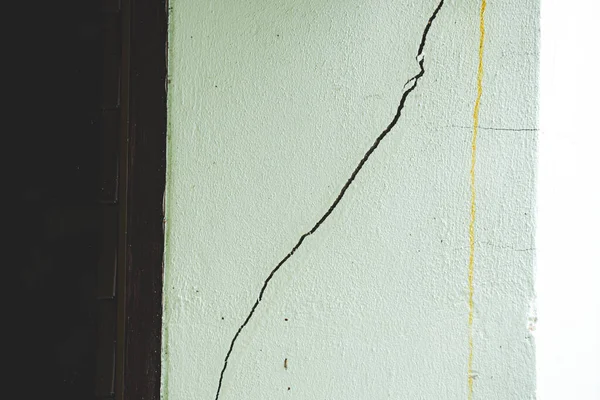 標準外の建設により剥がれた割れセメント壁 — ストック写真