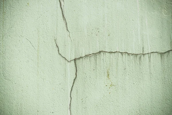 因非标准建筑而开裂的水泥墙剥落 — 图库照片