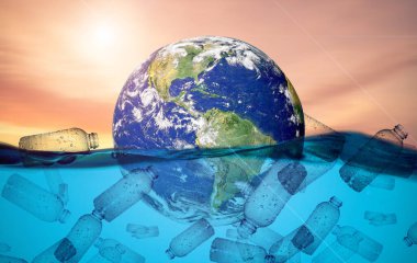 Dünya sadece plastik atık ile suda yüzüyor. Plastik şişeler denizde yüzüyor. Plastik su şişeleri okyanus çevresi konseptinde kirlilik yaratır. Kirlilik kavramı ve plastiğe bağımlılık.