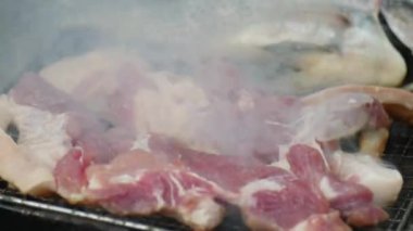 Kamp sırasında kömürde domuz kızartması.