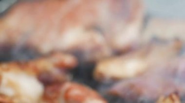 Kamp sırasında kömürde domuz kızartması.