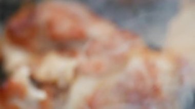 Kamp sırasında kömürde domuz kızartması.