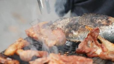 Kamp sırasında kömürde domuz kızartması.