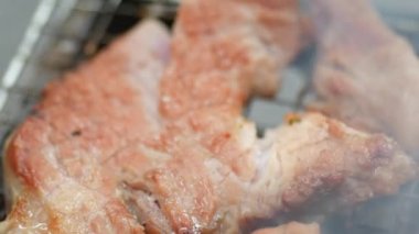 Kamp sırasında kömürde domuz kızartması.