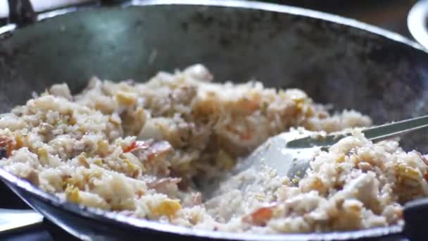 Nahaufnahme Einer Frau Beim Kochen Der Pfanne — Stockvideo