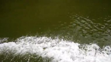 Gündüz vakti nehir olan güzel bir manzara.