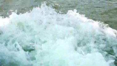 Gündüz vakti nehir olan güzel bir manzara.